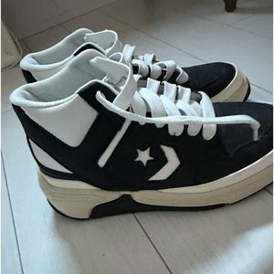 Converse high tops women’s 9